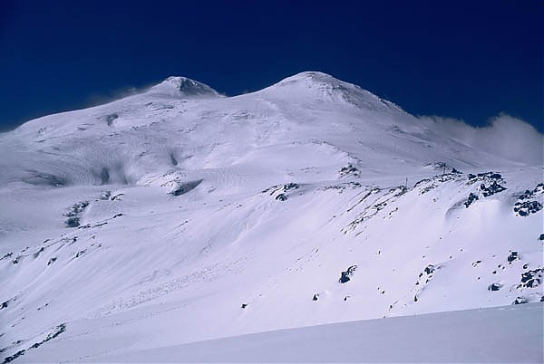 Najwyższy szczyt Europy - Elbrus, w całej okazałości (z lewej wierzchołek zachodni, wyższy)